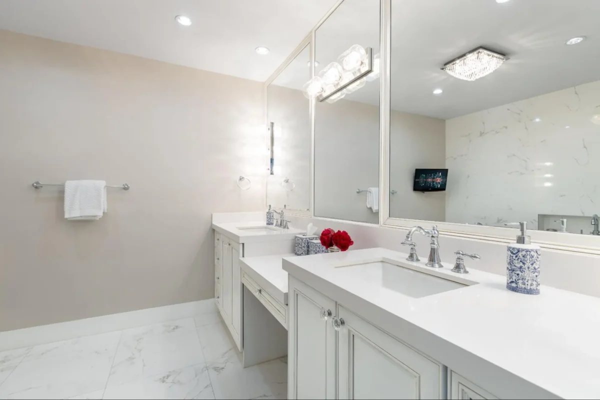 ตกแต่งผนังห้องน้ำด้วยกระจกเงา