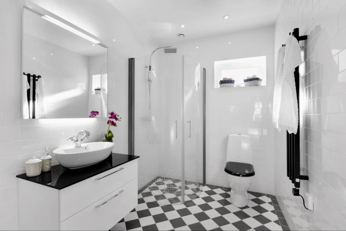 ผนังห้องน้ำกระเบื้องสีพื้น